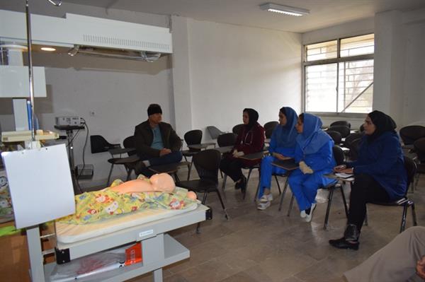 کارگاه احیاء نوزادان به صورت عملی در بیمارستان امام خمینی(ره) برای اولین بار درحال برگزاری است